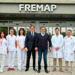 Pedro Cabrera (en el centro, con muletas), posa con el equipo del hospital. / Ayuntamiento de Baeza.