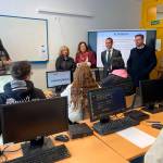 María del Carmen Castillo durante la visita al IES Los Cerros. / Junta de Andalucía.