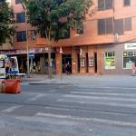 Bomberos y sanitarios intervienen en el portal de acceso a la vivienda