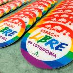 Imagen de archivo de las distinciones como “Espacio Libre de LGTBIfobia” otorgadas al Ayuntamiento de Linares el pasado mes de marzo. / Ayuntamiento de Linares.