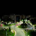 El tranvía llega a la Plaza Jaén por la Paz desde la calle Eduardo García Triviño. 