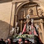  Los vecinos de Baeza se echaron a la calle para acompañar a la Virgen del Alcázar. / Judit Laguna / Diario JAÉN. 