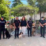 La Policía Local de Martos junto con los perros adiestrados.