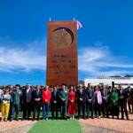 Autoridades en foto de familia ante el monumento. / Junta de Andalucía.