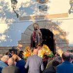La imagen de San José durante su salida procesional por las calles de Torreblascopedro. / Judit Laguna. 