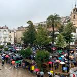 Multitud concentrada en la Plaza de la Constitución de Martos.