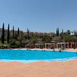 Bañistas en la piscina de Las Fuentezuelas, en la capital, durante el fin de semana. / Elisabeth Ruiz / Diario JAÉN. 