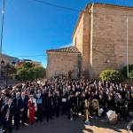 Los presentes posan junto a la estatua en honor del músico Miguel Ángel Colmenero. / Juanfran Paredes / Diario JAÉN.