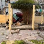 Estado del vehículo tras el accidente que se ha saldado con el conductor y un peatón heridos. / Policía Local de Linares.