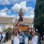 Decenas de fieles acompañan a San Marcos en su salida procesional por Toya. / Elisabeth Ruiz Martínez / Diario JAÉN. 