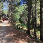 Turistas en el sendero del arroyo Guazalamanco, en la Sierra del Pozo. / Archivo Europa Press.