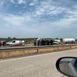Retenciones en la A-4 por el vuelco de un camión a primera hora de este lunes 23 de junio. / Juanfran Paredes / Diario JAÉN. 