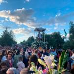 La Virgen de Nazaret recorre la carretera hasta llegar a Chiclana de Segura con el respaldo de todos sus fieles.