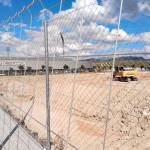 Maquinaria pesada realizando movimientos de tierra en la zona destinada al nuevo parque comercial. / Gilberto Moreno / Diario JAÉN. 