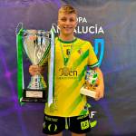 Cristian Rubio posa con el título de la Copa de Andalucía y con el trofeo de mejor jugador. / Jaén FS. 