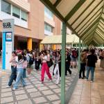 Estudiantes a las puertas de la UJA para realizar la Pueba de Acceso de la Universidad. / Pablo Espinosa Luna / Diario JAÉN 