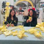 Andrea Segado y Ana Belén Pons posan con algunas de las creaciones realizadas. / A. Bravo.