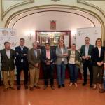 El presidente de la Diputación, en el centro, flanqueado por otras autoridades y miembros del Círculo Taurino baezano. 