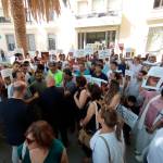 Concentración en repulsa del asesinato de un comerciante pakistaní en el barrio de La Magdalena. / F. Miranda / Diario JAÉN. 