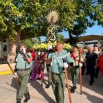 PLos vecinos y visitantes de Guadalimar cortejan el paso ante la mirada del resto del pueblo y acompañados de la banda y la Hermandad de Antiguos Legionarios de Linares. / Álvaro Guzguti / Diario JAÉN.