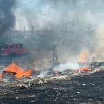 Un bombero en la extinción del incendio detrás de las cocheras del tranvía. / Jason Moyano / Diario JAÉN. 