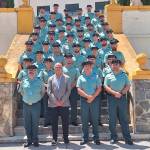 Manuel Fernández, junto a los guardias civiles en prácticas, en el recibimiento. / Subdelegación del Gobierno en Jaén. 