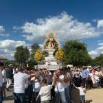 Nuestra Señora de Alharilla, por las calles de Porcuna. / Nuria Fernández / Diario JAÉN.