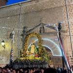 Vecinos portan a la Virgen de los Remedios, a la salida de la iglesia de San Pedro y San Pablo. / Ana Isabel Bravo / Diario JAÉN.