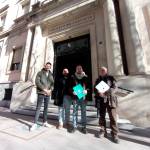 Antonio Hernández, concejal del Ayuntamiento de Arjonilla; Antonio Jesús Rodríguez, integrante de la Coordinadora nacional de Andalucía por sí; Christopher Rivas, coordinador nacional de Andalucía por sí; y Juan Hurtado, presidente de Alianza Energía y Territorio, Aliente, en el Palacio de Justicia tras presentar la denuncia en la Fiscalía. / Fran Miranda / Diario JAÉN.