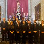 Foto de familia de la Junta de Gobierno con su hermano mayor a la cabeza.