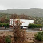 El camión empotrado en la mediana de la autovía, este viernes pro la mañana. / Diario JAÉN.