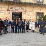 La consejera de Fomento, Rocío Díaz, en el centro, en la visita al Ayuntamiento de Alcalá la Real. / Junta de Andalucía.
