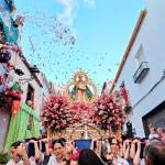 Vecinos de Martos arrojan pétalos a la Virgen de la Victoria durante el recorrido de la procesión. / Adrián Claudio / Diario JAÉN. 