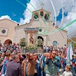  Cientos de personas acompañan el traslado de la Virgen de la Cabeza por el entorno de la ermita de Hoya del Salobral. / Juan Rafael Hinojosa / Diario JAÉN. 