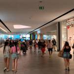 Interior del Jaén Plaza, durante el inicio de la rebajas de verano. / Pablo Espinosa / Diario JAÉN. 
