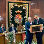 Pedro Mercado recibe el título de mano del alcalde, Juan Latorre. / Diputación de Jaén
