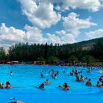 Decenas de bañistas en la piscina municipal de Las Fuentezuelas, en Jaén, en 2023. / Archivo Diario JAÉN. 