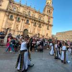 Comienzo del desfile desde una Plaza de Santa María a rebosar de gente. / Juanfran Paredes / Diario JAÉN.