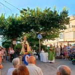 Momento de la procesión de la Virgen del Carmen, rodeada de sus fieles.