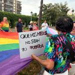 Detalle de la bandera en la manifestación por el Día del Orgullo Lgtbiq+. / Elisabeth Ruiz / Diario JAÉN. 