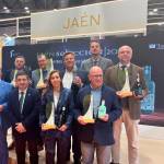 Paco Reyes junto a representantes de las cooperativas y almazaras cuyos aceites forman parte del distintivo “Jaén Selección” 2026. / Diputación de Jaén.