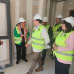 La delegada Ángela Hidalgo visita las obras junto a la alcaldesa del municipio, Juana Cazorla. / Junta de Andalucía.