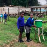 Varios ciudadanos de las zonas rurales de Gweru, en Zimbabwe, recorren varios kilómetros hasta llegar a un pozo con el que se abastecen de agua para cubrir sus necesidades básicas.
