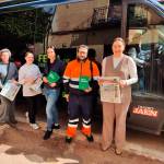 Vecinos de Navas de San Juan muestran sus ejemplares de Diario JAÉN y el material divulgativo sobre nuestra provincia distribuido por el autobús de la Feria de los Pueblos. / Carmen Jiménez.