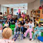 Una mujer lee un cuento a niños y niñas de primaria. / Junta de Andalucía.