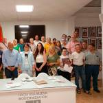 La ejecutiva del partido, junto a otros militantes.