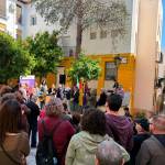 Colocación de la placa en memoria de Miguel Hernández, en Jaén. / Diputación de Jaén.