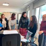 La delegada de Empleo, Ana Mata, analiza el desarrollo del plan Activa-T en Valdepeñas de Jaén. / Junta de Andalucía.