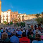 Asistentes a la primera asamblea de la plataforma “Cazorla en lucha”. Arriba, a la derecha, varias vecinas protestan por la noche ante el hospital.