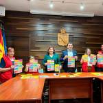 Rocío Beltrán, Juan Antonio Palomares y cuatro voluntarios de Cruz Roja durante la presentación del sorteo. / Álvaro Guzguti / Diario JAÉN.